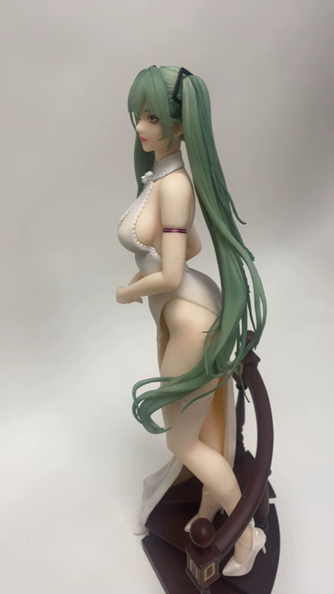 New product spot Hatsune Miku green hair princess Chuyin hand model gk statue decoration