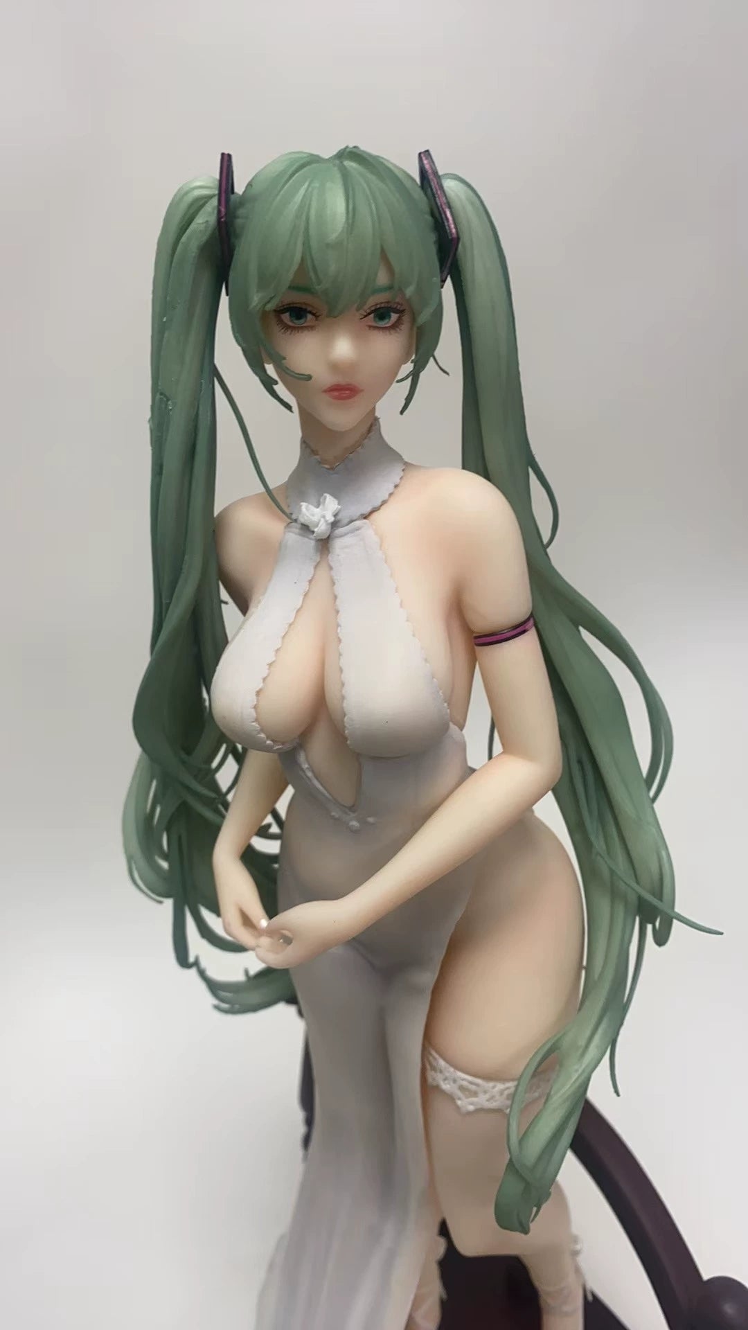 New product spot Hatsune Miku green hair princess Chuyin hand model gk statue decoration